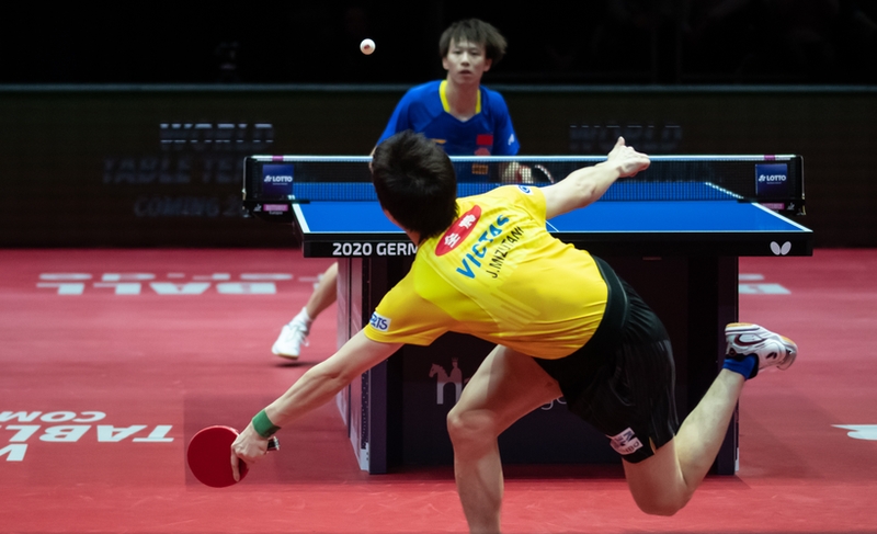 Jun Mizutani konnte sich gegen Lin Gaoyuan strecken, wie er wollte... (©Gohlke)