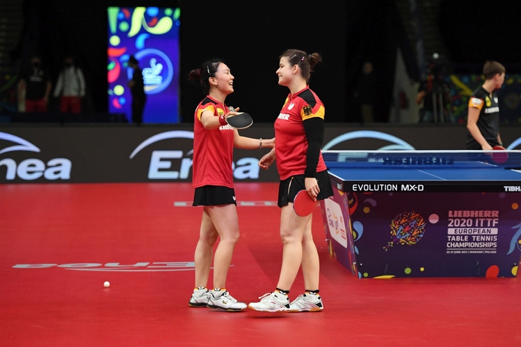 Shan Xiaona und Petrissa Solja besiegten ihre Teamkameradinnen Nina Mittelham und Sabine Winter und kürten sich zu Europameisterinnen. (©ETTU)
