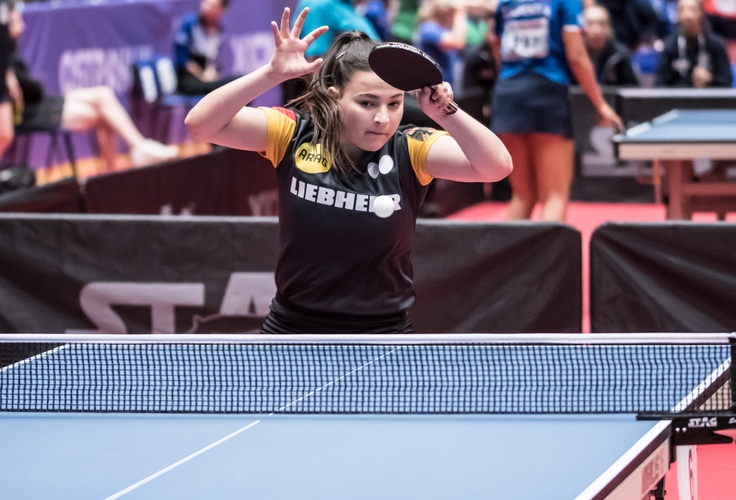Den Anfang in unserer großen Schlägergalerie macht Anastasia Bondareva, die in Ostrava mit den deutschen Mädchen Gold im Team gewinnen konnte. Die 17-Jährige spielt schon seit zwölf Jahren Tischtennis und trainiert inzwischen neun bis zehn Einheiten pro Woche. (©Gohlke) 