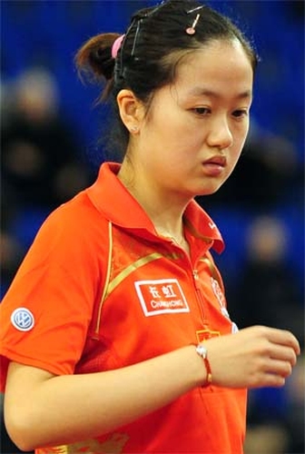  Chang Chenchen: Die ehemalige chinesische Nationalspielerin Chang Chenchen holte im Jahr 2004 drei Titel bei der Jugend-WM in Kobe. Neben dem Einzeltitel war sie auch noch im Doppel - an der Seite von Liu Shiwen - und im Team erfolgreich. Danach war Chang noch bis 2012 auf der ITTF World Tour unterwegs und schaffte es zeitweise in die Top 30 der Weltrangliste. Bis ganz nach oben reichte es allerdings nicht. Bei ihrer einzigen WM 2009 wurde sie nur im Mixed-Doppel gemeldet, wo sie gemeinsam mit Hao Shuai Bronze holte. Ihre Karriere gipfelte beim World Team Cup 2013, wo sie für die verletzte Guo Yue einsprang und Gold gewann. Kurz darauf zog sie sich von der internationalen Bühne zurück. (©ITTF)