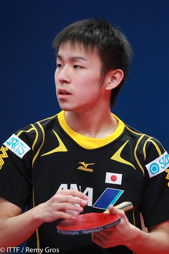  Koki Niwa: Nur wenige Wochen ist es her, dass der Jugend-Weltmeister des Jahres 2011 sein internationales Karriereende erklärte: Koki Niwa, der in seiner Laufbahn über 1000 internationale Matches absolvierte. Bei der Jugend-WM 2011 gewann er das Finale gegen Lin Gaoyuan, nachdem er 2010 schon Junioren-Olympiasieger geworden war. Danach waren ihm international nicht mehr viele Einzeltitel vergönnt, dennoch schaffte er es 2017 erstmals in die Top 10 der Weltrangliste. Als krönenden Abschluss empfand er die Bronzemedaille, die er gemeinsam mit dem japanischen Team bei den Olympischen Spielen 2021 in Tokio gewann. (©ITTF)