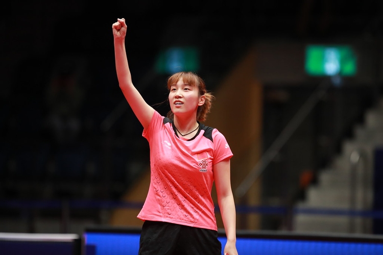  Qian Tianyi: Als Qian Tianyi im Jahr 2018 Jugend-Weltmeisterin wurde, hatte sie bereits einen längeren Weg auf der internationalen Bühne hinter sich. Seit 2011 nahm die Chinesin regelmäßig an Jugendturnieren der ITTF teil und hatte bereits dreimal die Jugend-Asienmeisterschaften gewonnen. Nach ihrer Zeit im Jugendbereich fasste Qian auch bei den Erwachsenen Fuß. So gewann sie etwa bei ihrer ersten WM-Teilnahme 2021 Bronze im Doppel an der Seite von Chen Meng. In der Weltrangliste wird sie zurzeit auf Platz 44 geführt. (©ITTF)