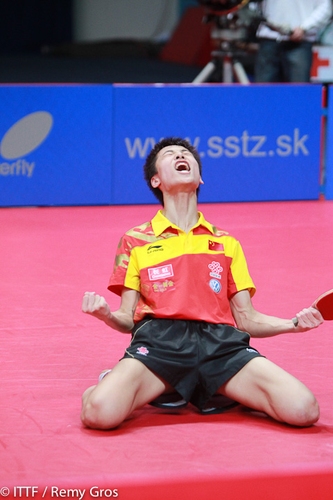  Song Hongyuan: Der Chinese Song Hongyuan war in seiner internationalen Karriere vor allem ein fleißiger und erfolgreicher Besucher der Jugend-Weltmeisterschaften. Darüber hinaus schaffte es Song nicht, auf ITTF-Ebene Fuß zu fassen. Nach einem Doppel-, Mixed- und Teamtitel im Jahr 2008 und der Titelverteidigung im Doppel und Team ein Jahr später schaffte es der Chinese bei der Jugend-WM 2010 auch im Einzel ganz nach oben aufs Treppchen. Hier besiegte er Lin Gaoyuan im Endspiel. 2011 scheiterte die Mission Titelverteidigung zwar, dafür holte Song wieder im Doppel, Mixed und Teamwettbewerb Gold. Auf der Pro Tour besuchte er hingegen nur zwei Stationen, dann war seine internationale Karriere auch schon beendet. (©ITTF)