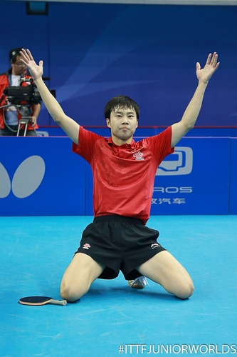  Yu Ziyang: Durch einen Finalsieg gegen den Japaner Yuto Muramatsu sicherte sich der damals 16-jährige Yu Ziyang im Jahr 2014 den Jugend-Weltmeistertitel. Im selben Jahr knackte er bei den Japan Open den Rekord des jüngsten Siegers eines World-Tour-Turniers und feierte damit auch seinen ersten internationalen Erfolg auf der Erwachsenenebene. 2015 erreichte er mit Rang 20 seine bislang beste Position in der Weltrangliste, aktuell ist er nur die Nummer 201 der Welt. In der Chinese Super League spielt er aktuell im Team Shandong Weiqiao, das von Wang Chuqin angeführt wird. (©ITTF)