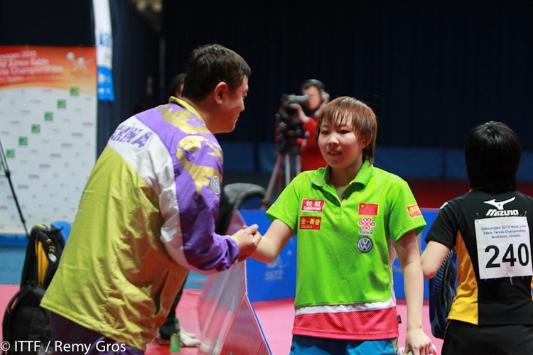  Zhu Yuling: Als eine von insgesamt nur zwei Spielerinnen gewann Zhu Yuling zweimal Gold im Einzel der Jugend-WM, 2010 und 2012. Bei ihrem ersten Streich setzte sie sich im Finale gegen die Japanerin Kasumi Ishikawa durch, zwei Jahre später war Gu Yuting ihre Finalgegnerin. Dies war der Beginn einer langen und äußerst erfolgreichen Karriere - gerade auch im Erwachsenenbereich. Bereits im Jahr 2010 stieß die Chinesin in die Top 25 vor, die Top 10 knackte sie drei Jahre später, bevor sie 2017 erstmals den Thron übernahm. Auf ihrer Erfolgsliste sind viele Titel verzeichnet, darunter WM-Gold im Doppel 2015 oder der World-Cup-Sieg 2017. Ihr letztes internationales Spiel bestritt Zhu im Jahr 2020. (©ITTF)