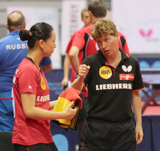 Die gleiche Platzierung wie die Schülerinnen errangen auch die Mädchen um Yuan Wan - hier im Bild mit der kommissarischen Bundestrainerin Christiane Prädel. Zwar hatte man sich vor dem Turnier einen Podestplatz vorgenommen, doch im Achtelfinale musste man sich starken Engländerinnen geschlagen geben. Dass 'nur' der neunte Platz heraussprang, hatte sicherlich auch mit dem Ausfall von Alena Lemmer zu tun. (©Steinbrenner)