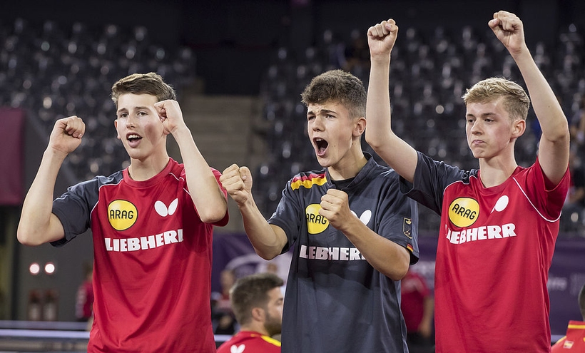 Unterstützt von Benno Oehme (l.) und Felix Wetzel (Mitte) von der Bank spielte sich das Trio bis ins Halbfinale vor und musste erst dort Frankreich zum Sieg gratulieren. Ein für die WM-Qualifikation nötiger Erfolg gegen Rumänien im Spiel um Platz drei blieb den deutschen Jungen leider verwehrt... (©Steinbrenner) 