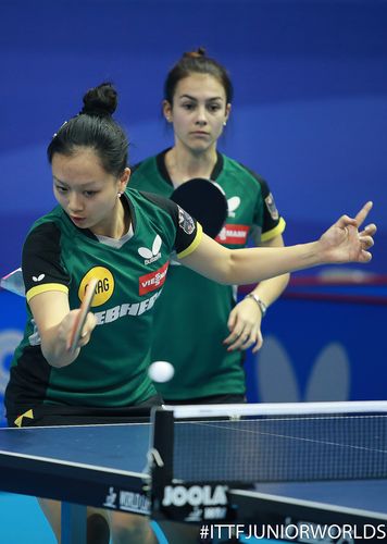 Für Yuan Wan und Caroline Hajok war der Doppel-Wettbewerb der Mädchen in der ersten Runde beendet… (©ITTF)