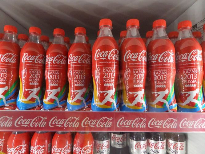 Da schmeckt die Cola doch gleich noch viel besser, wenn man sie aus eigens für die Universiade designten Flaschen trinkt (©privat)
