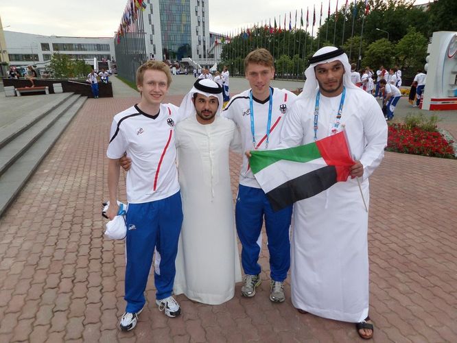 Bei der Universiade geht es nicht nur um den Sport, sondern auch um die internationale Verständigung - hier mit zwei Vertretern der Vereinigten Arabischen Emirate (©privat)