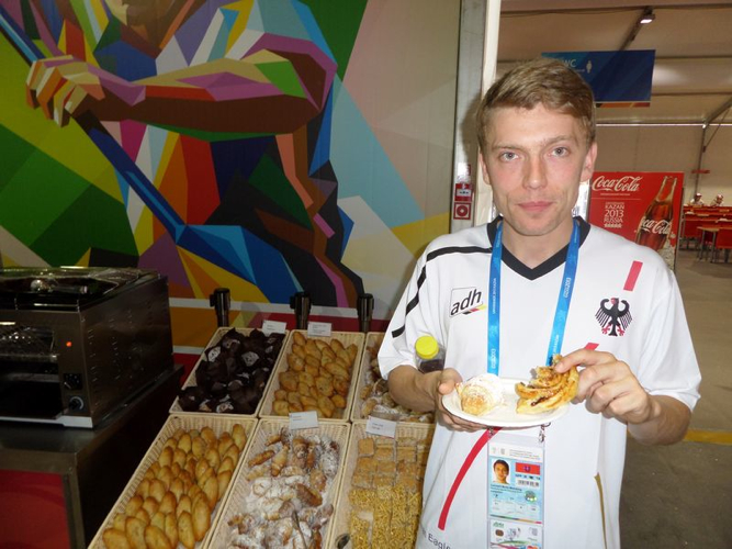 Lennart Wehking hat es besonders das Croissant- und Kuchenbüffet angetan (©privat)