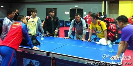 Lui Guoliang mit seinem Team bei der Abschlussbesprechung nach der Trainingseinheit. (@ TableTennisDaily)