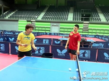 Ma Long beim Aufschlagtraining von Li Xiaoxia (@ TableTennisDaily)