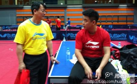 Wang Hao in der Pause mit dem Coach. (@ TableTennisDaily)