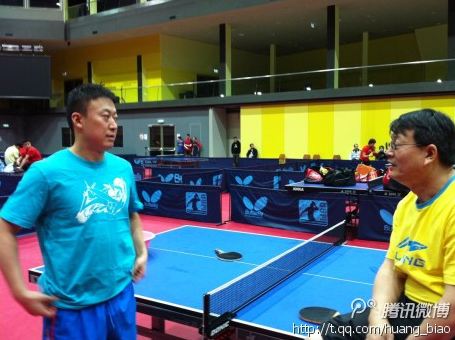 Auch Ma Lin wird in der Pause vom Coach befragt. (@ TableTennisDaily)