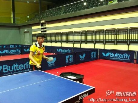 Aufschlagtraining mit Guo Yue. (@ TableTennisDaily)