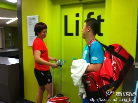 Smalltalk zwischen Ma Lin und Li Xiaoxia. (@ TableTennisDaily)