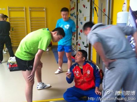 Liu Gouliang gibt im Gymnastikraum Xu Xin Anweisungen. (@ TableTennisDaily)