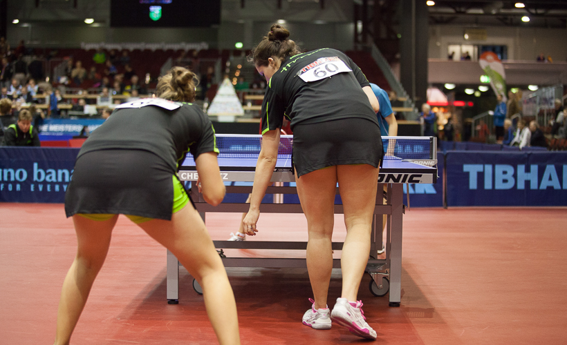 Laura Matzke (r.) zeigt Svenja Obst an, was sie vorhat. (@Fabig)