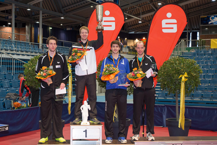 Zu guter letzt durfte dann auch Patrick Baum den Pokal in die Höhe halten. (©Fabig)