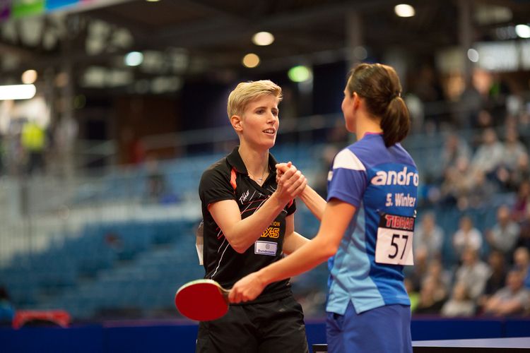 Shakehands zwischen den guten Freundinnen und Vereinskolleginnen nach dem Spiel. (©Fabig)