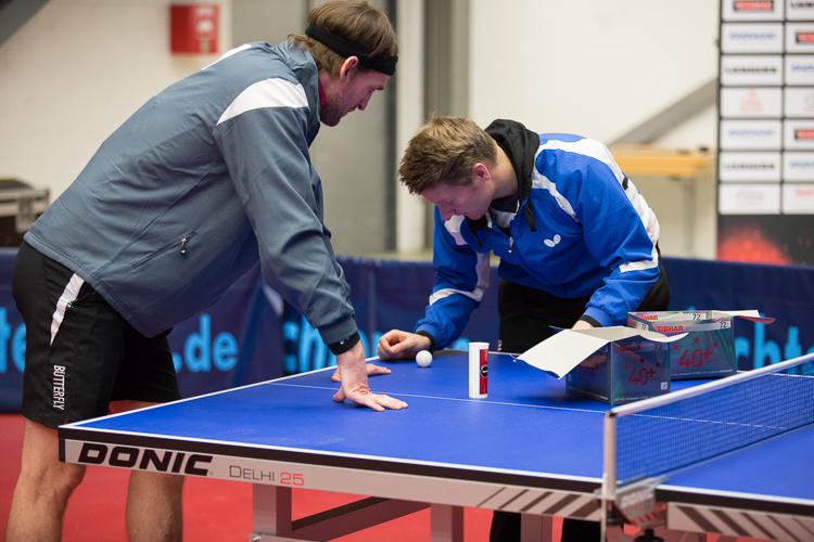 Noch einmal Bälle ausdrehen und dann kann es auch im Herren-Doppel losgehen. Steffen Mengel musste mit seinem Partner Thomas Brosig allerdings wenig später Ruwen Filus und Ricardo Walther zum Sieg gratulieren. (©Fabig)