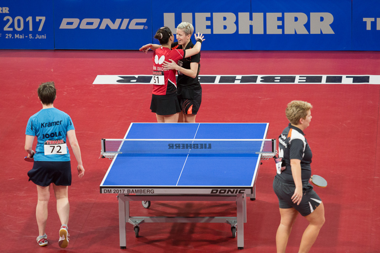 Das Finale war dagegen schon nach einer Viertelstunde beendet. Kristin Silbereisen und Shan Xiaona fielen sich nach dem Blitzsieg in die Arme (©Fabig)