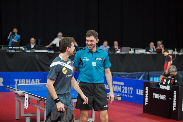 Sein Ausscheiden war Jochen Schmitt hingegen absolut egal. Er schwebte gegen Timo Boll auf Wolke sieben (©Fabig)