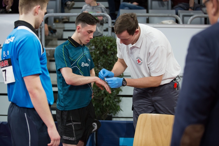 Verletzungspause im Doppel. Nach der Behandlung zogen Dennis Klein und Benedikt Duda doch noch ins Halbfinale ein (©Fabig)