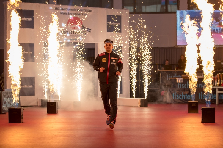 Im Anschluss ging es im Einzel-Finale der Herren rund. Timo Boll... (©Thomas) 