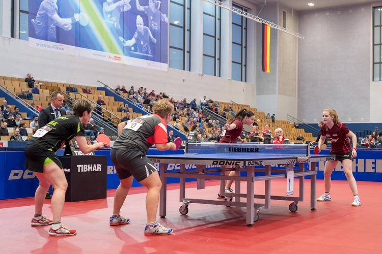 Weiter ging es mit den Viertelfinals im Damen-Doppel. Hier waren die Augen vor allem auf den Schlagabtausch zwischen den letztjährigen Dritten, den Youngsters Sophia Klee/Anastasia Bondareva, und den topgesetzten Routiniers Jessica Göbel/Tanja Krämer gerichtet. (©Thomas) 