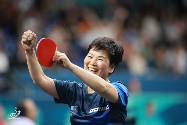 Im Einzel hatte Xia Lian Ni schon in der ersten Runde Grund zum Feiern: Mit ihren 61 Jahren ist sie nun die älteste Spielerin, der bei Olympischen Spielen ein Sieg gelang. Die Luxemburgerin gewann gegen die Türkin Sibel Altinkaya, unterlag dann aber der Weltranglistenersten Sun Yingsha (©ITTF)