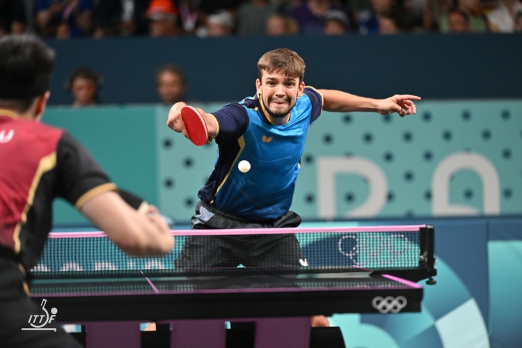 Der Kasache drehte das Spiel ebenfalls nach 1:3-Rückstand noch und warf den deutschen Penholderspieler aus dem Wettbewerb (©ITTF)