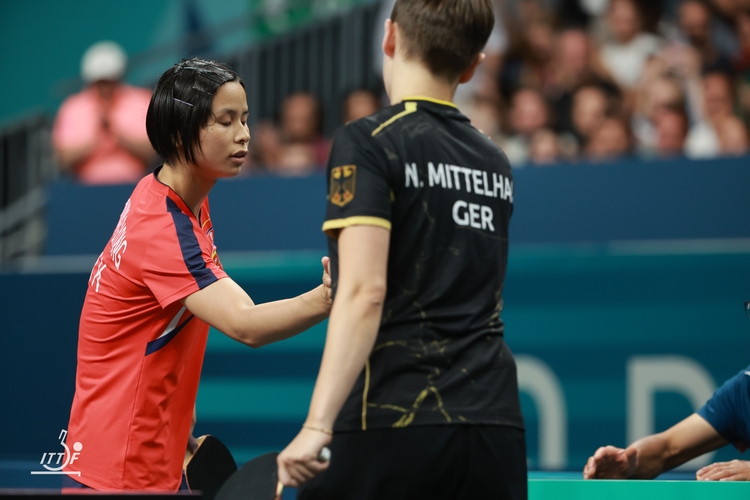 Auch wenn sie gut ins Spiel gestartet war, konnte Mittelham ihre Schmerzen nicht ausblenden und verlor mit 3:4 gegen die Nordkoreanerin Pyon Song Gyong (©ITTF)