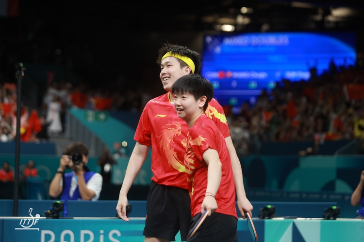 Mission erfüllt: Wang Chuqin und Sun Yingsha holten den Mixed-Titel zurück nach China. Mit 4:2 setzten sich die Favoriten im Finale gegen die Nordkoreaner durch (©ITTF)