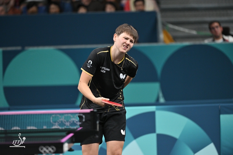 Die nächste Hiobsbotschaft kam aus dem Damenteam: Bei Nina Mittelham war im zweiten Spiel ein Bandscheibenvorfall wieder aufgebrochen (©ITTF)