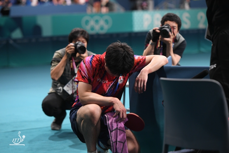 Nach der 3:4-Niederlage war der Japaner untröstlich (©ITTF)