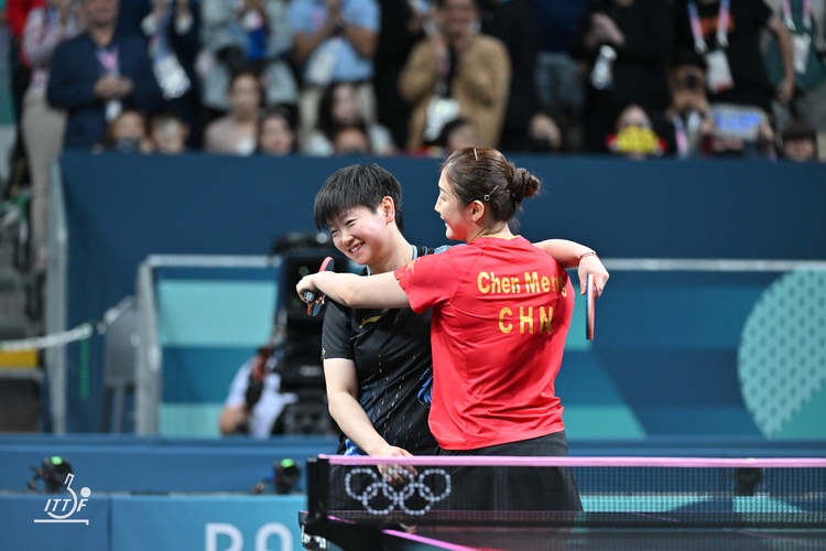 Teamkameradin Sun Yingsha, die die unangefochtene Nummer eins in der Weltrangliste ist, konnte kurz nach der Finalniederlage schon wieder lachen (©ITTF)