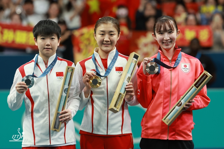 Somit sah das Siegerfoto so ähnlich aus wie 2021 in Tokio (©ITTF)