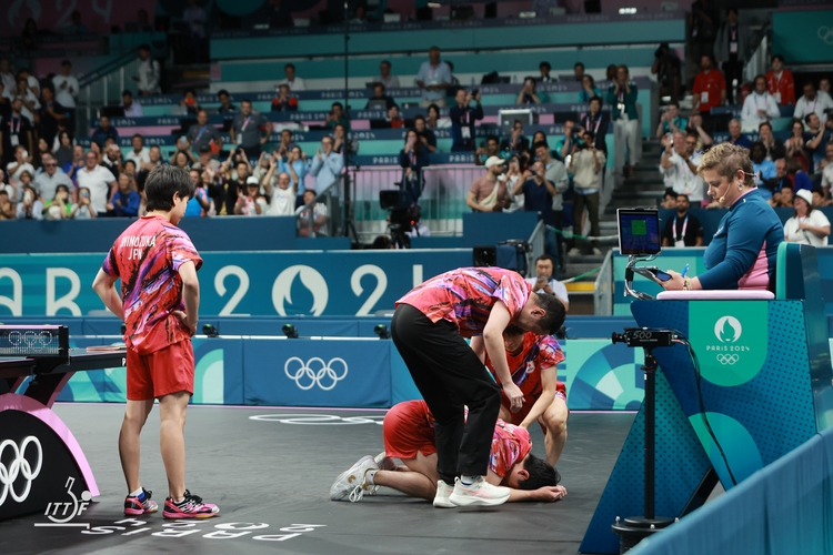 Tomokazu Harimoto, der am Ende ganz ohne Medaille nach Hause fuhr, musste von seinem Team wieder aufgebaut werden (©ITTF)