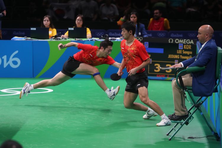 Auch wenn dieses Bild anderes vermuten lässt: So richtig strecken mussten sich Xu Xin und Zhang Jike im Doppel... (©Flickr/ITTFWorld)