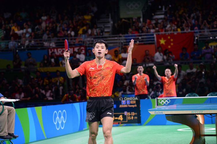 ...durfte der Chinese nach fünf langen Sätzen am Ende den Sieg jubeln. (©Flickr/ITTFWorld)