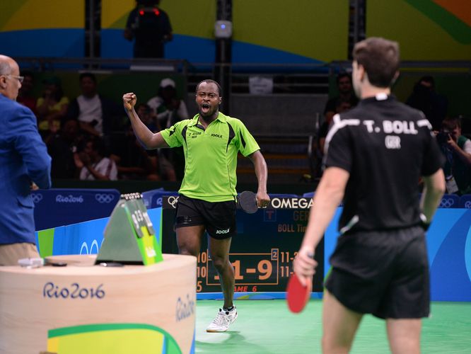 ...so dass Boll dem Nigerianer schließlich nach sechs Sätzen zum Sieg gratulieren musste. (©Flickr/ITTFWorld)