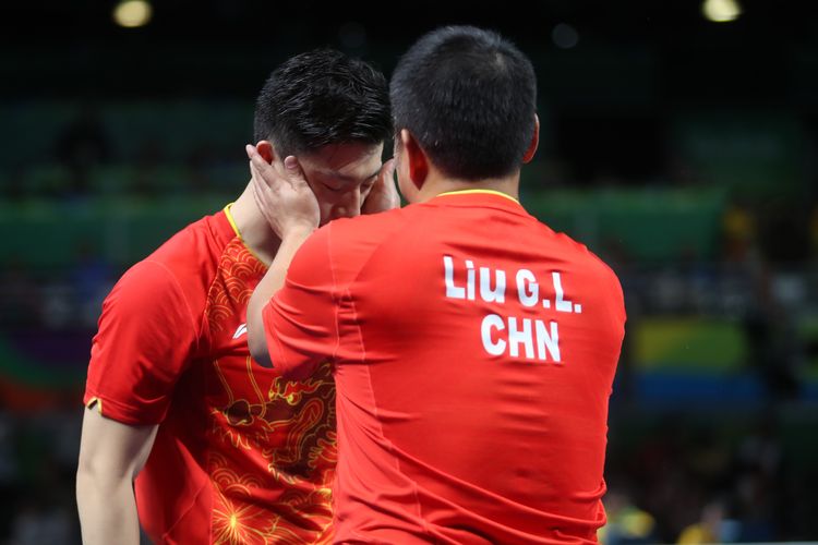 Im Viertelfinale trifft Aruna am Dienstag auf Ma Long, der gegen Jeoung Youngsik einem 0:2-Rückstand hinterherlief, aber doch noch die Kurve bekam. Schöne Szene hier mit Coach Liu Guoliang. (©Flickr/ITTFWorld)