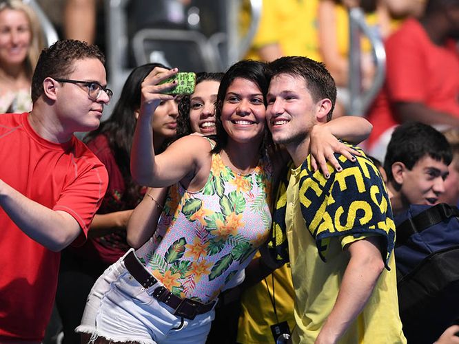 Noch dabei ist dagegen der Neu-Düsseldorfer Kristian Karlsson, der nach seinem Zweitrundenerfolg gegen Wang Jianan auf Fotos mit den Fans posierte. (©Flickr/ITTFWorld)