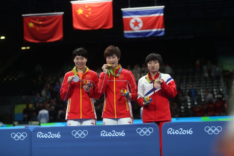 Bei der anschließenden Siegerehrung konnten dann aber wieder alle lächeln. (©Flickr/ITTFWorld)