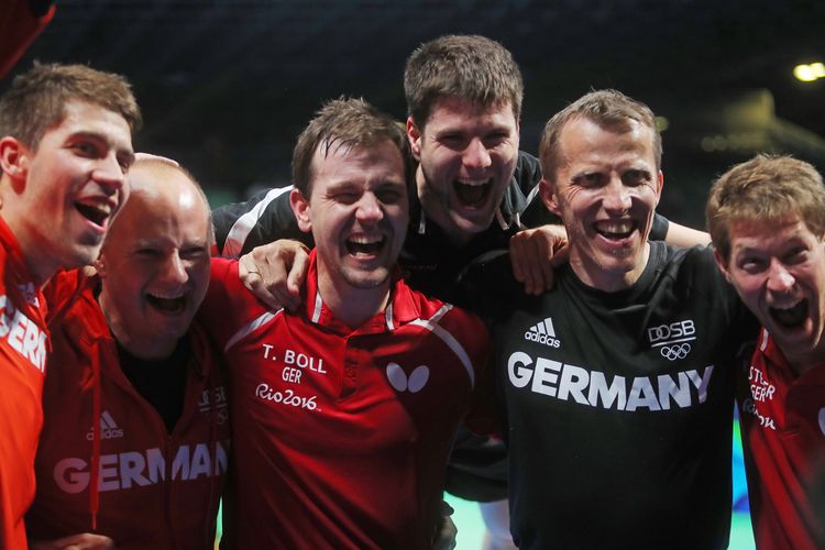 ...fürs gemeinsame Foto, hier auch mit Sportdirektor Richard Prause. (©Flickr/ITTFWorld)