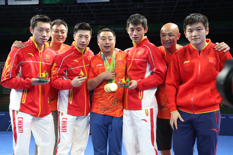 Cheftrainer Liu Guoliang bekam als Dank von seinen Spielern alle Medaillen umgehangen. (©Flickr/ITTFWorld)