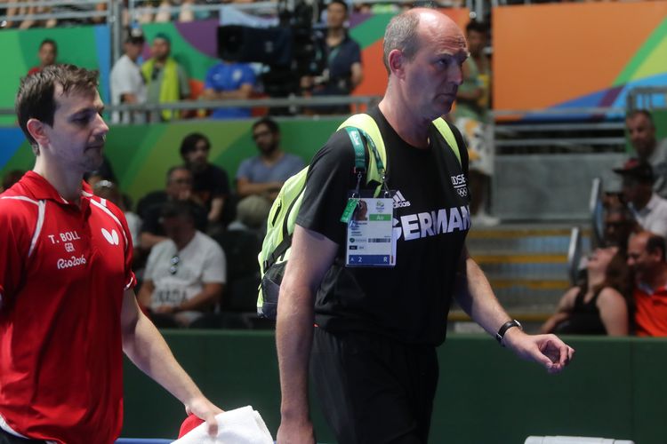 Timo Boll jedoch sprang während des Spiels ein Nackenwirbel heraus, nach kurzen Behandlungspausen musste er vor dem fünften Satz knapp zehn Minuten behandelt werden. Es sah alles andere als gut aus... (©Flickr/ITTFWorld)