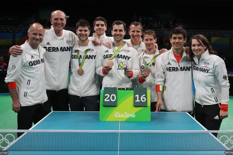 ...und hier dann mit dem kompletten Trainerstab sowie der mediznischen Abteilung. (©Flickr/ITTFWorld)